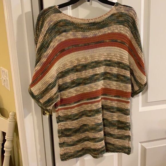 Size large pull over short sleeve sweater - Picture 2 of 7